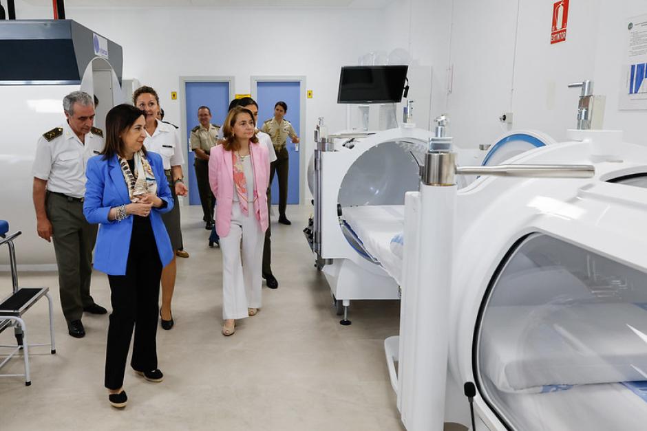 Un momento de la visita de Margarita Robles al Gómez Ulla y la inauguración de la cámara hiperbárica