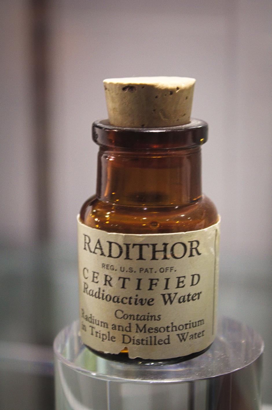 Una botella de Radithor en el Museo Nacional de Ciencia e Historia Nuclear en Nuevo México, EE. UU