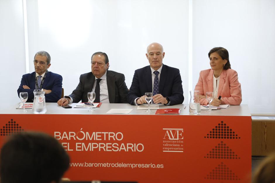 Mesa de participantes en el evento organizado por AVE