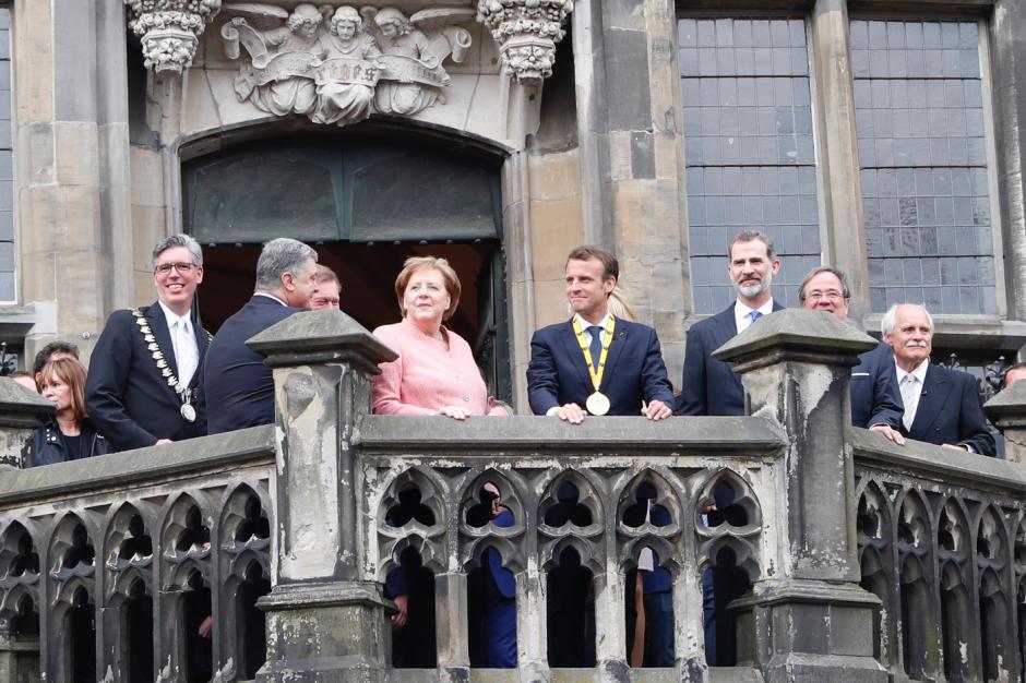 Don Felipe, con otros jefes de Estado, en el balcón del Ayuntamiento de Aquisgrán en 2018