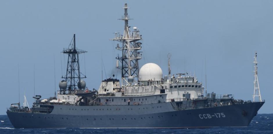 Buque ruso atravesando el estrecho de Gibraltar, seguido por el patrullero Tagomago