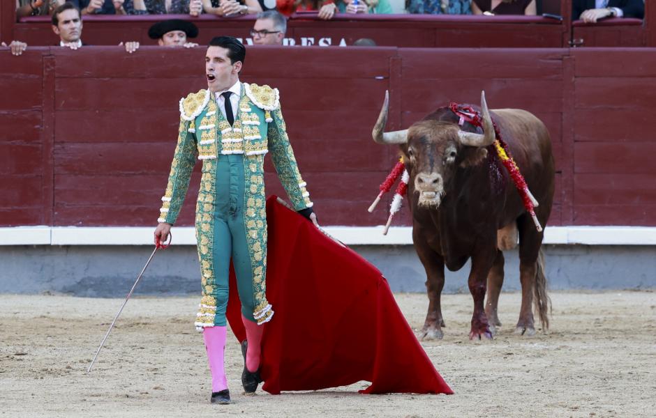 El diestro Alejandro Talavante buscando el apoyo del público de la Plaza de Toros de Las Ventas