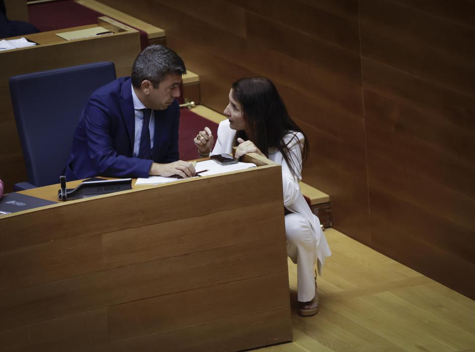 Carlos Mazón y Ruth Merino, conversando durante el debate de Presupuestos de la Generalitat