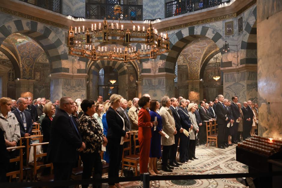 Un momento de la ceremonia religiosa a la que ha asistido Don Felipe en Aquisgrán