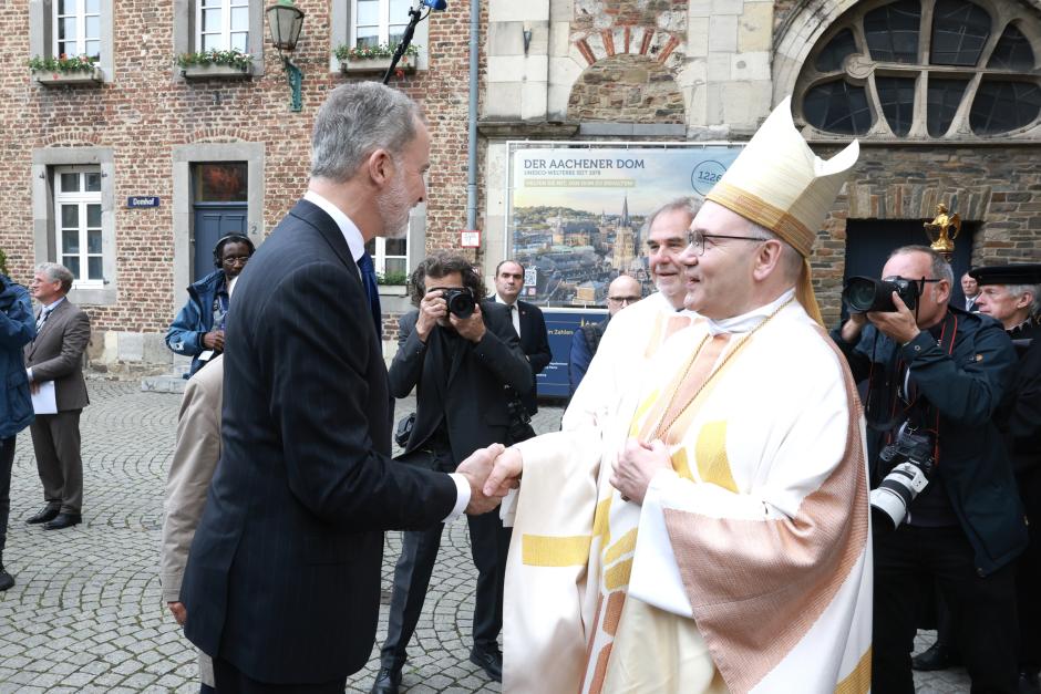 El Rey saluda al obispo de Aquisgrán