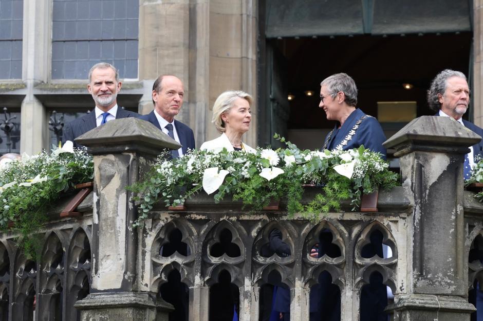 El Rey, en el balcón del Ayuntamiento de Aquisgrán junto a Úrsula Von der Leyen y las principales autoridades asistentes a la ceremonia
