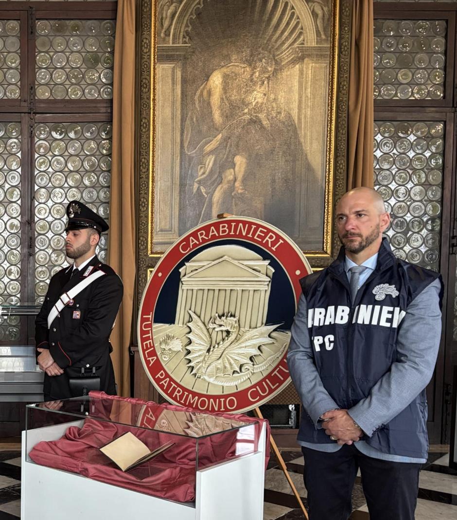 La policía italiana devolvió este martes a una biblioteca de Venecia (norte) un incunable de gran valor histórico, impreso en 1493 y robado décadas atrás, en el que Cristóbal Colón "comunica el descubrimiento del Nuevo Mundo" a los reyes católicos tras su regreso de América. EFE/ Carabinieri SÓLO USO EDITORIAL / SÓLO DISPONIBLE PARA ILUSTRAR LA NOTICIA QUE ACOMPAÑA (CRÉDITO OBLIGATORIO)