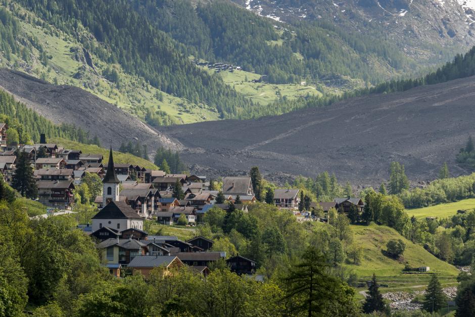 Esta fotografía muestra el pequeño pueblo de Blatten, en el monte Bietschhorn de los Alpes suizos, destruido por un deslizamiento de tierra tras el derrumbe de parte del enorme glaciar Birch
