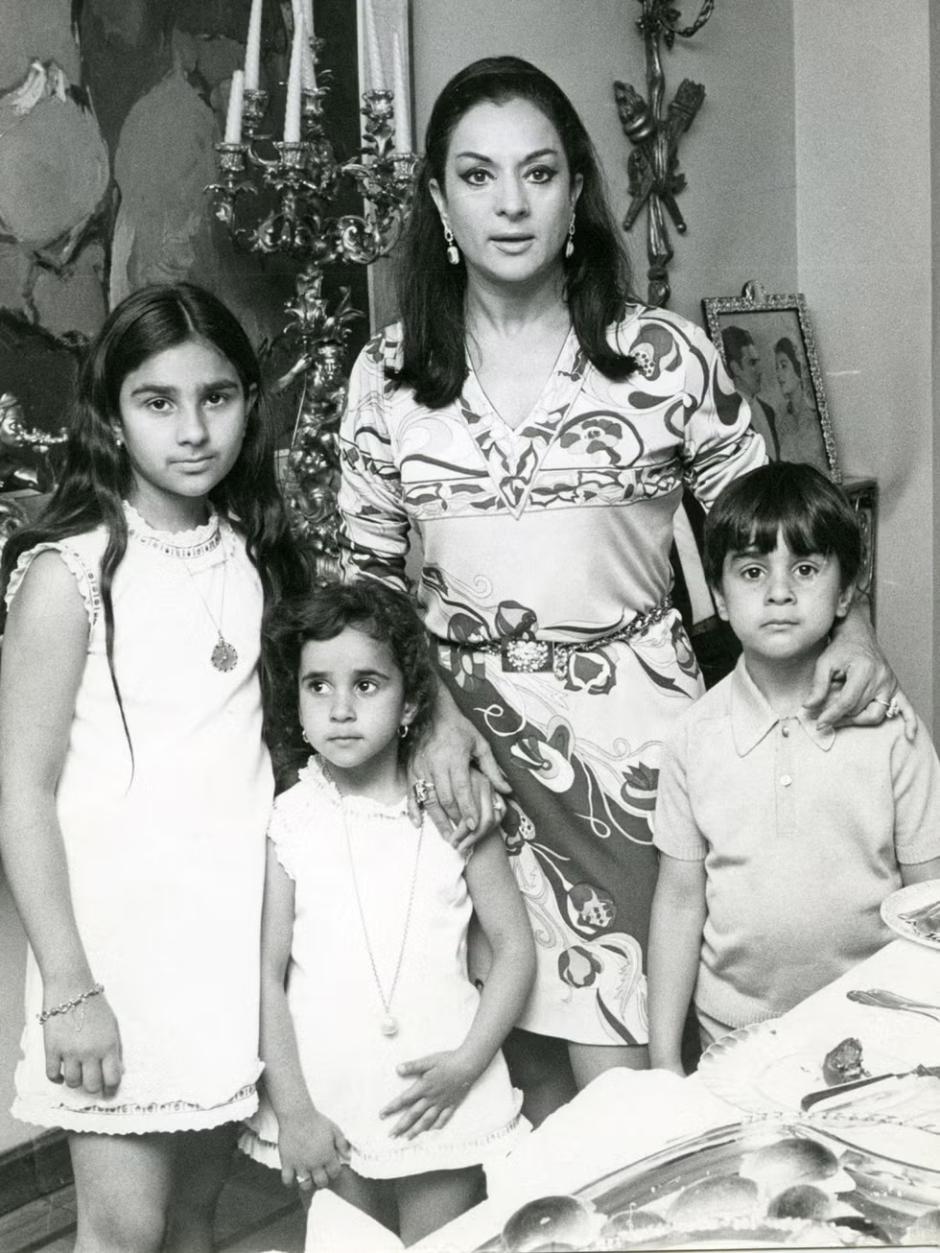Lola Flores, con sus tres hijos, Lolita, Rosario y Antonio