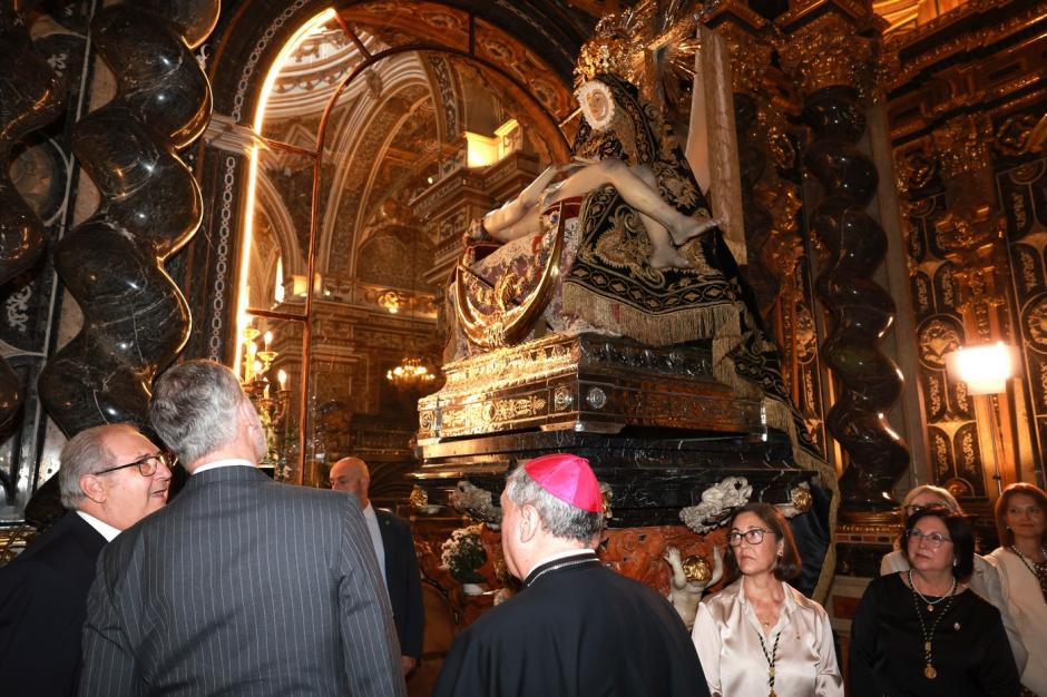 El Rey, ante la imagen de Nuestra Señora de las Angustias