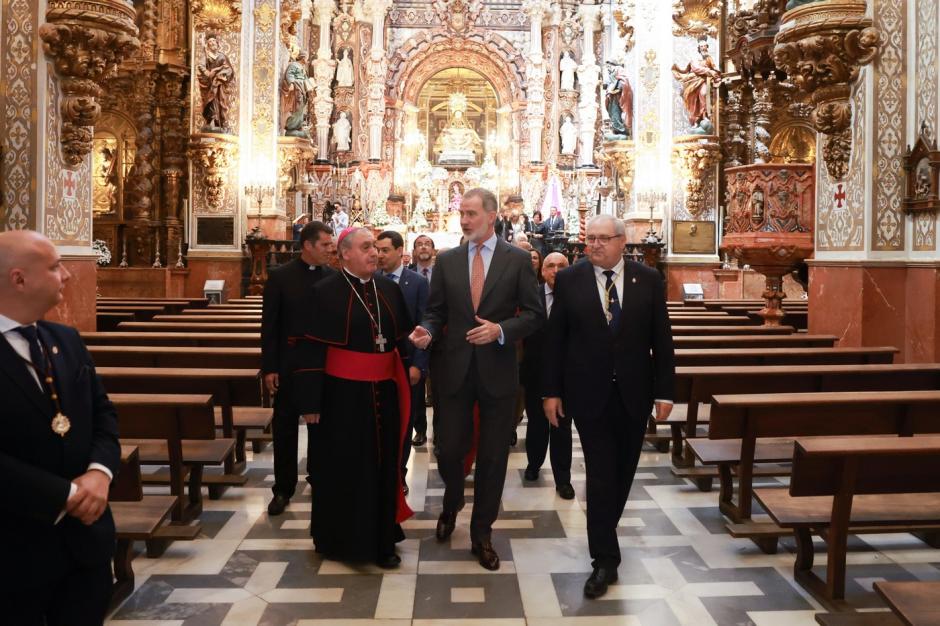 Don Felipe recorre el pasillo central del templo con las autoridades eclesiásticas y civiles