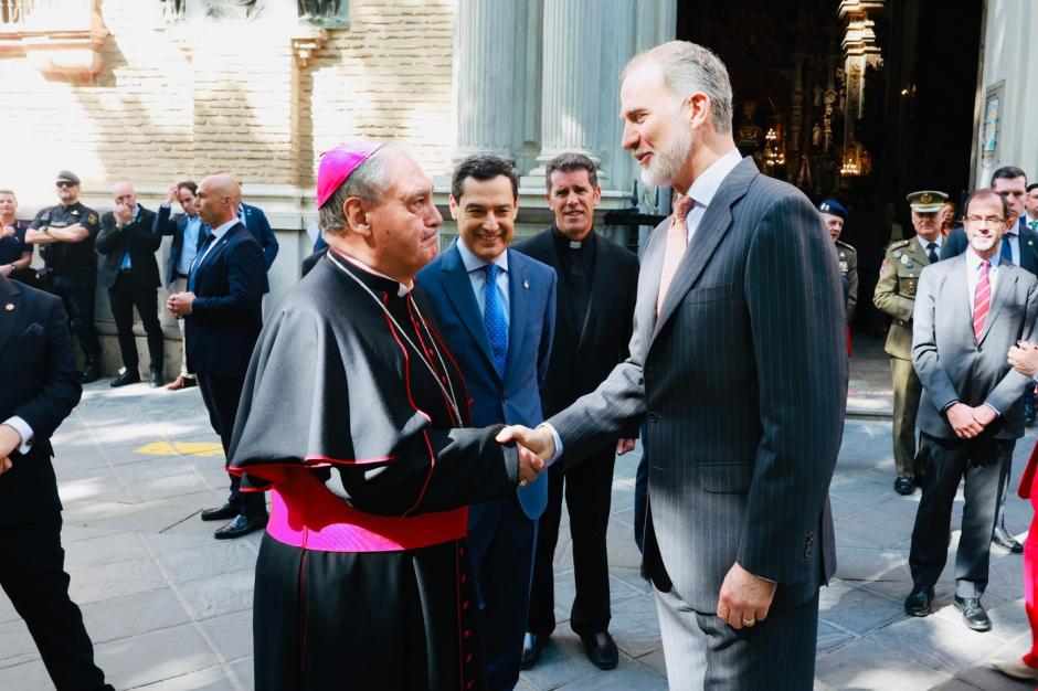 El Rey se despide del arzobispo de Granada, José María Gil Tamayo