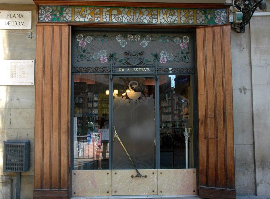 Puerta de la Farmacia Esteve, en Manresa