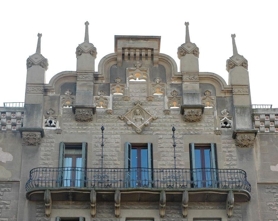 Detalle de la fachada de la Casa Torrents, en Manresa
