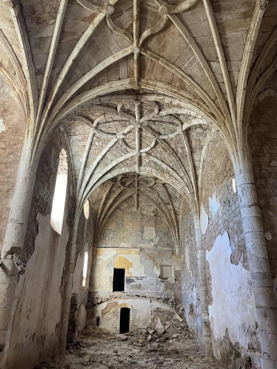 El interior de la iglesia de la Asunción, cubierto de escombros