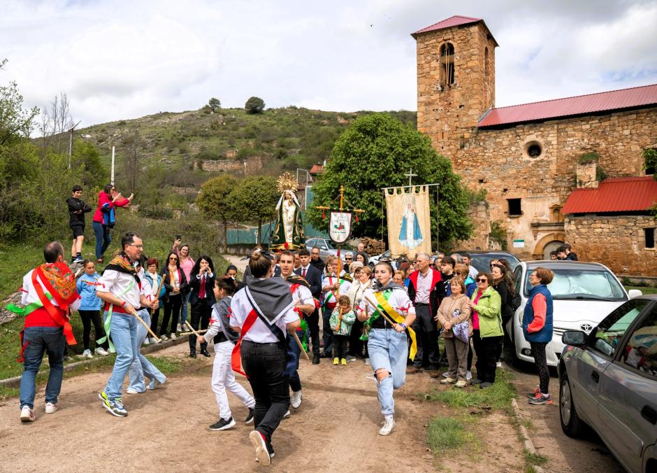 Los vecinos de Luezas han recuperado sus bailes y tradiciones populares