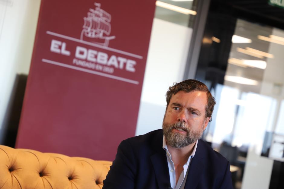 Iván Espinosa de los Monteros en la redacción de El Debate