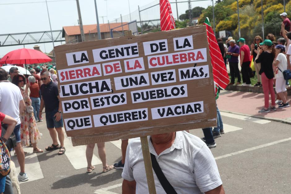Concentración contra la supresión de paradas de tren en la provincia de Zamora