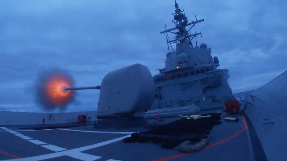 La fragata Cristóbal Colón (F-105) efectúa un disparo durante la misión de la OTAN Formidable Shield