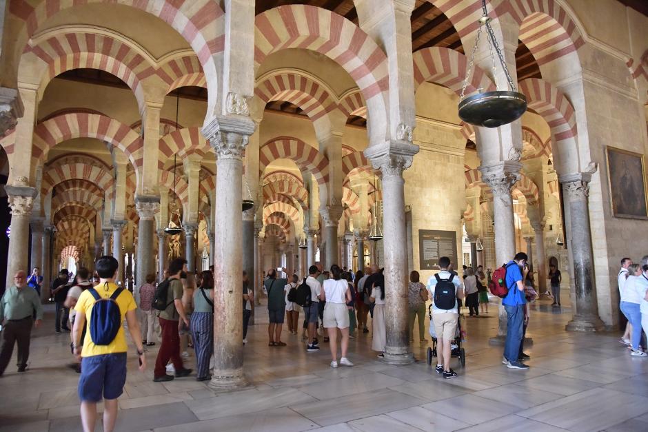 Turistas en el interior de la la Mezquita-Catedral de Córdoba