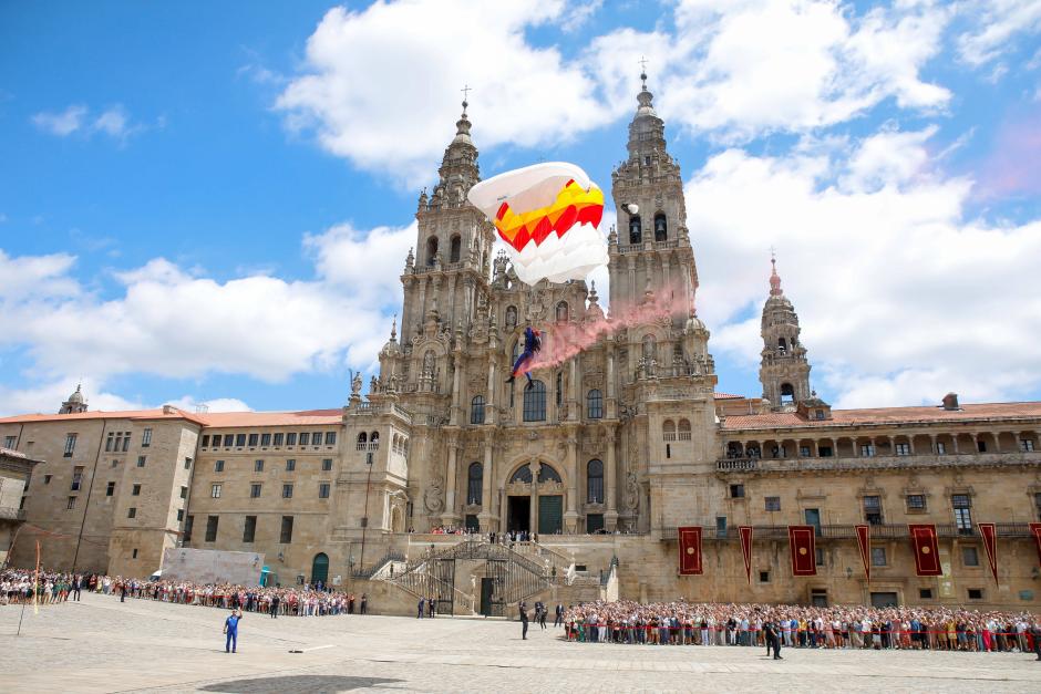 Meta del Camino de Santiago y corazón espiritual de España. Esta catedral románica, con ampliaciones barrocas y neoclásicas, aloja el sepulcro del apóstol Santiago. Su fachada del Obradoiro es uno de los rostros más reconocibles del patrimonio español.
