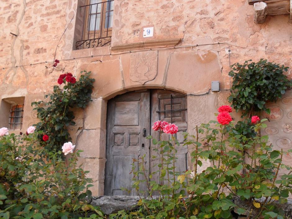 Entrada del Palacio blasonado de la Plaza de los Seis Caños