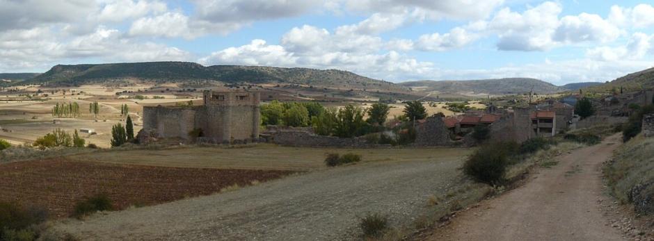 Vista de Palazuelo conn el castillo y sus murallas en primer plano