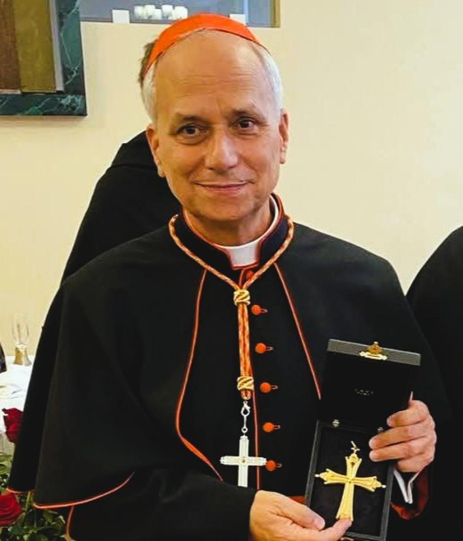 El entonces cardenal Prevost, cuando recibió la cruz pectoral como regalo de su orden agustina