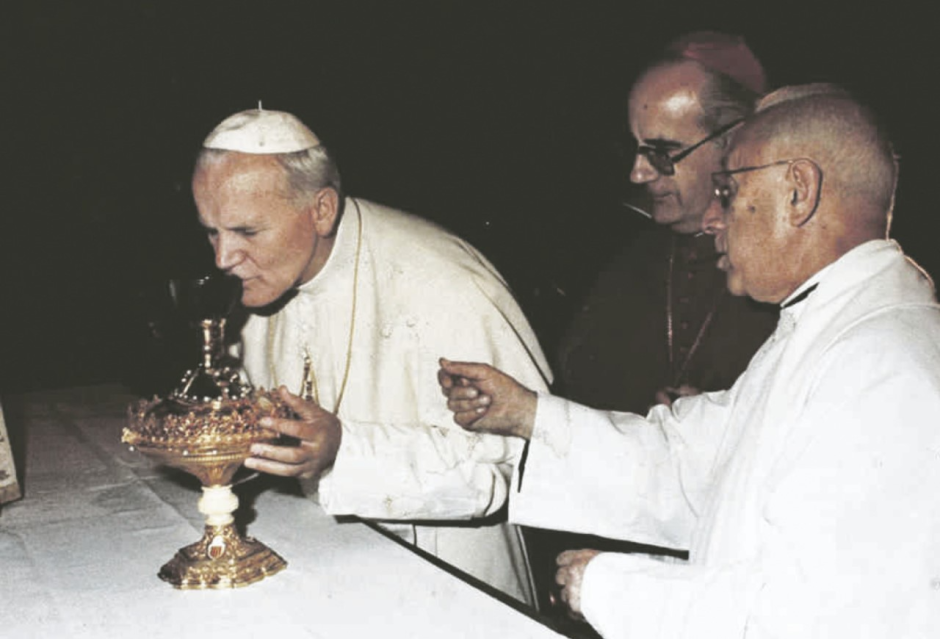 Juan Pablo II con el Santo Cáliz