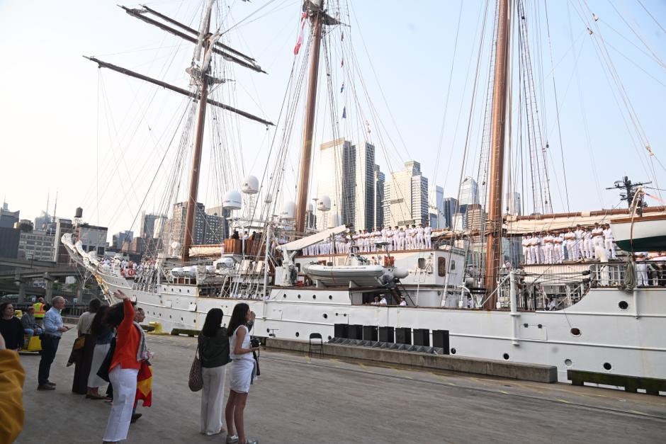 El buque escuela de la Armada española, atracado en Nueva York