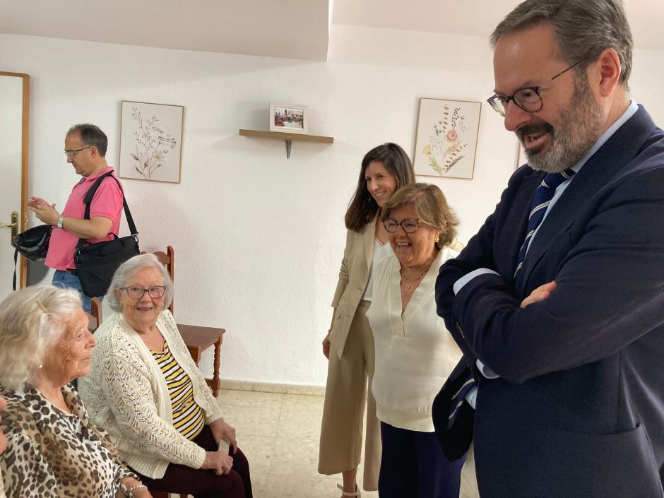 La directora de la residencia San Andrés, la delegada territorial Lola Sánchez y el delegado Adolfo Molina