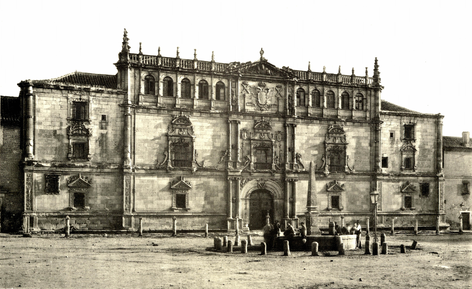 Fotografía de Constantin Uhde realizada en 1888, en la que aparece la fachada del Colegio Mayor de San Ildefonso de la Universidad de Alcalá (Comunidad de Madrid - España)