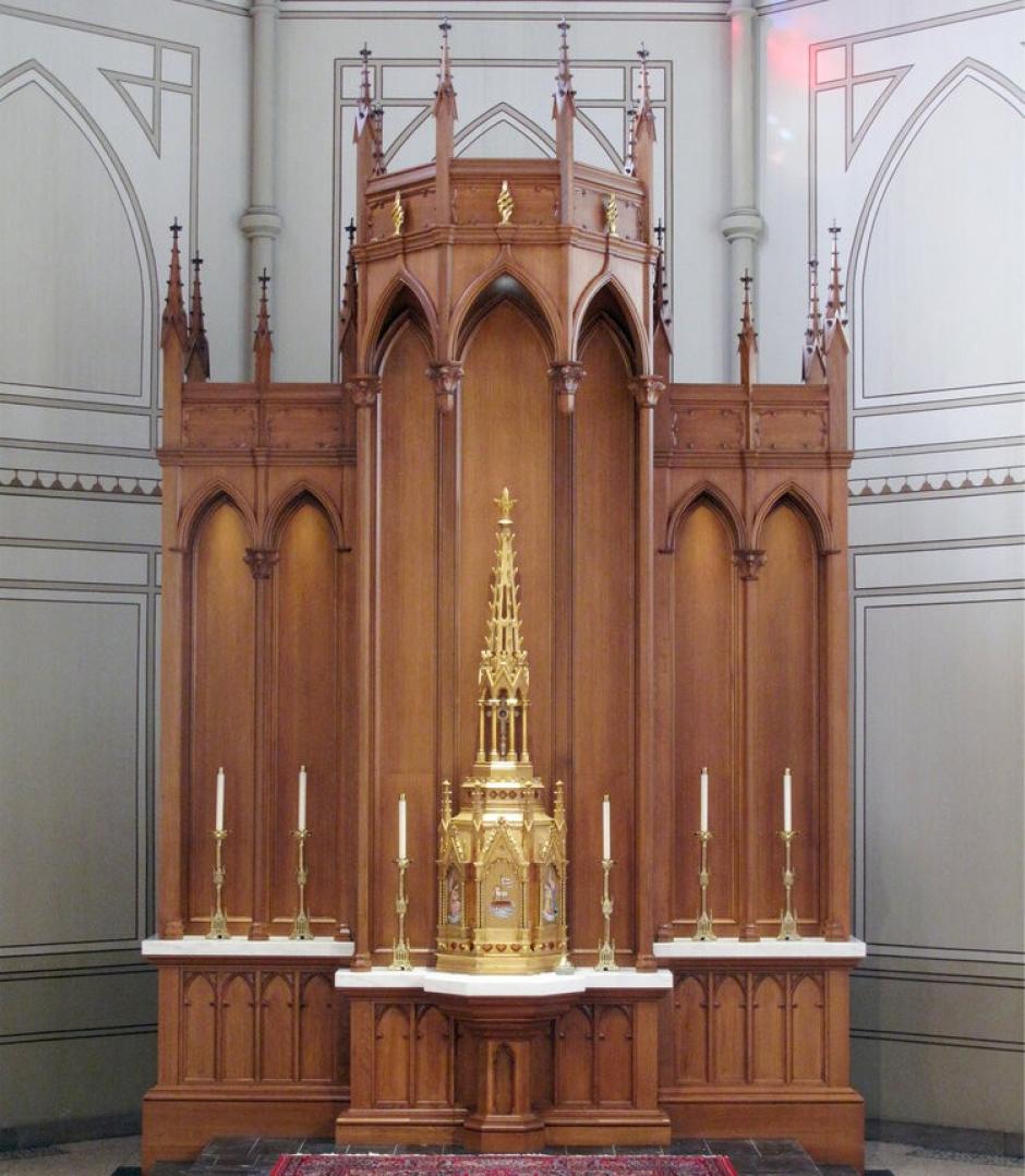 El antes y el después de una capilla lateral de la iglesia de Santo Domingo en Washington