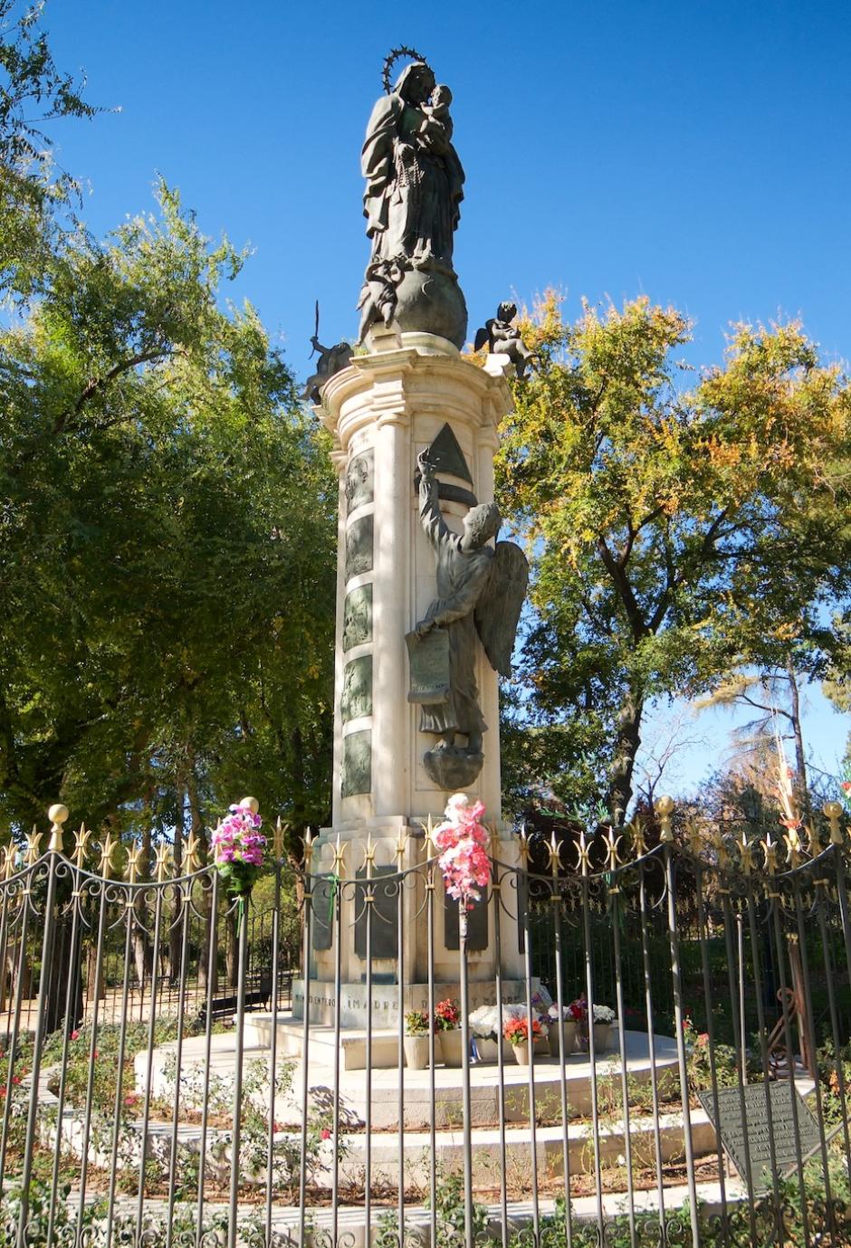 El monumento a la Virgen del parque del Oeste fue erigido en 1998