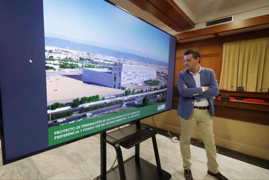 José María Bellido en la presentación de la fachada de preferencia del estadio El Arcángel