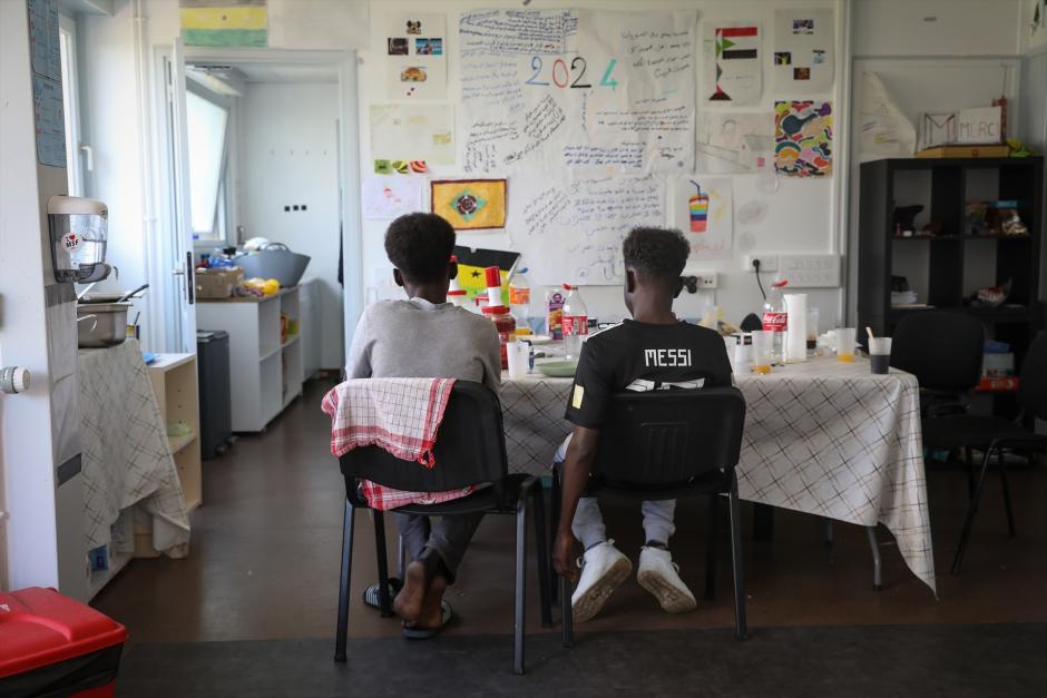 Dos menores migrantes en el centro de MSF  en Calais