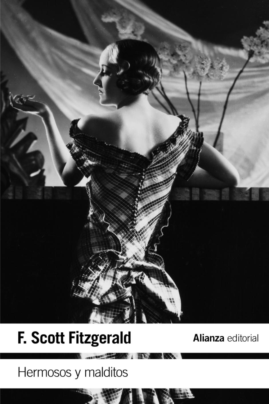 Anthony Patch y su esposa Gloria viven entre fiestas, lujos y esperanzas. Pero el brillo de Nueva York no puede tapar las dudas, los errores ni el paso del tiempo. Fitzgerald, autor de El gran Gatsby, escribe aquí una historia de juventud, amor y fracaso.
Con una mirada elegante y crítica, el escritor retrata la vida de una generación que buscaba libertad, belleza y dinero… pero también encontró vacío y desilusión. Publicada en 1922, es una de las novelas más personales del autor.