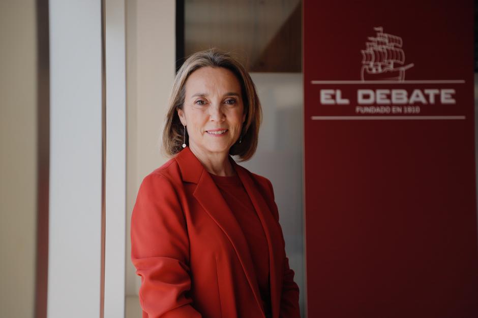 La secretaria general del PP, Cuca Gamarra, posa para El Debate
