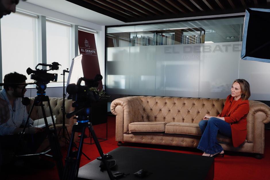 La secretaria general del PP, Cuca Gamarra, durante su entrevista con El Debate