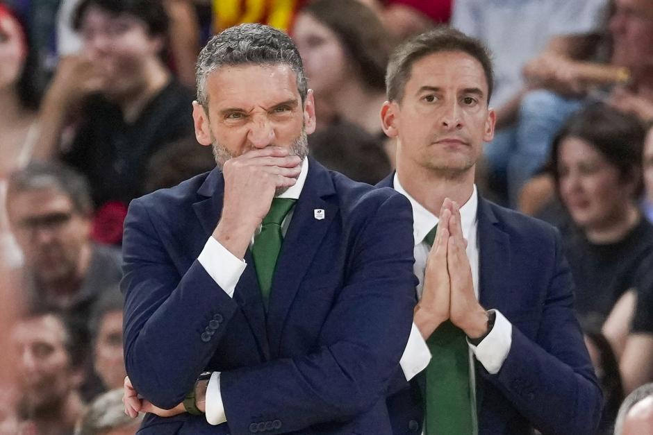 BARCELONA, 06/06/2025.- El entrenador de Unicaja Ibon Navarro (i) durante el segundo partido de cuartos de final de la Liga Endesa que Barça y Unicaja Málaga disputan este viernes en el Palau Blaugrana, en Barcelona. EFE/ Enric Fontcuberta.