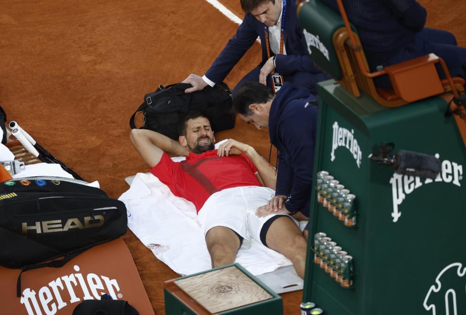 El serbio Novak Djokovic necesitó de la intervención de sus fisios durante el segundo set