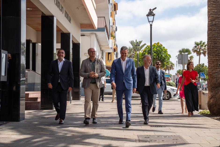 Sánchez, con el delegado del Gobierno en Canarias, Anselmo Pestana, y el ministro de Política Territorial, Ángel Víctor Torres, a su llegada a una reunión con el presidente de Canarias, Fernando Clavijo, en Santa Cruz de La Palma