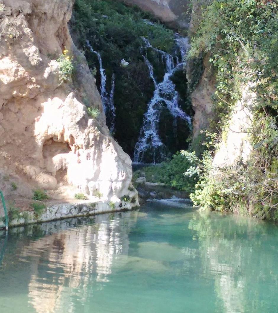 El arroyo fluye del manantial hasta la poza