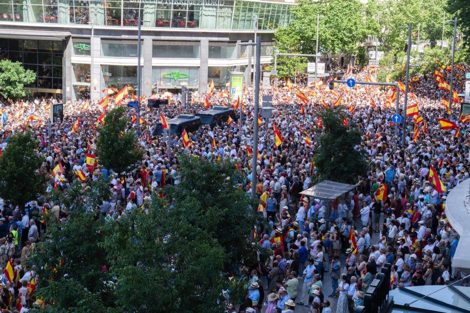 Imagen del comienzo de la Calle Princesa de Madrid, donde se ha colocado la gente tras desbordar la Plaza de España
