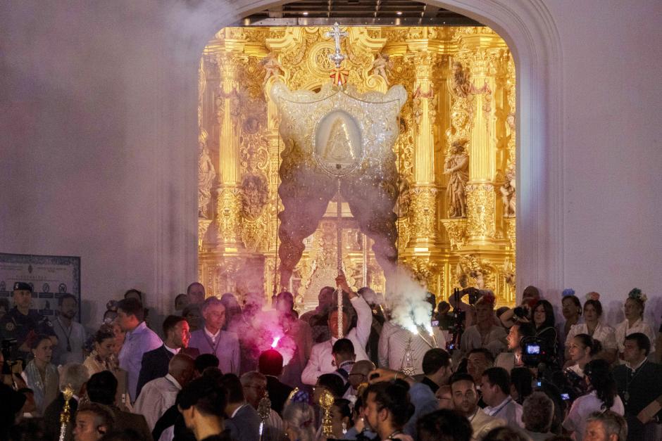 Tras salir de la ermita, se ha dirigido, como es tradicional, a su lateral izquierdo, el de la marisma, para empezar a visitar a sus 127 hermandades filiales -la primera de ellas la de Huévar del Aljarafe (Sevilla)-en un paseo que concluirá cuando decida el pueblo de Almonte y que este año se ha ampliado a su llegada a la Plaza Doñana para darle más agilidad.