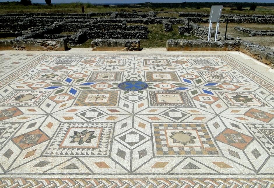 Uno de los mosaicos que se encuentran en las domus del yacimiento arqueológico