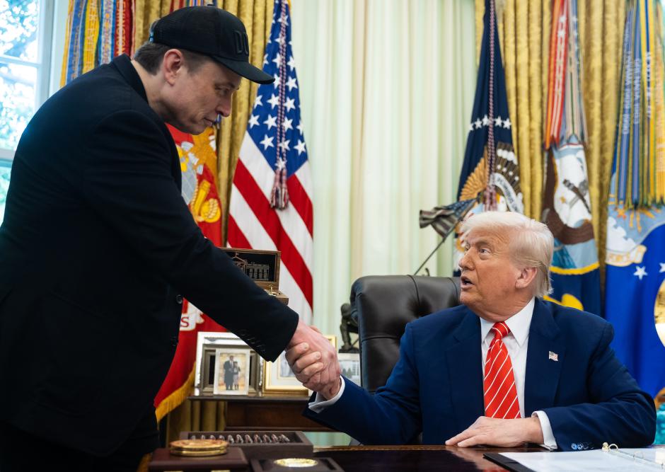 Fotografía de archivo del 30 de mayo de 2025 del presidente estadounidense, Donal Trump (d), saludando al empresario sudafricano Elon Musk durante una conferencia de prensa en el Despacho Oval de La Casa Blanca en Washington