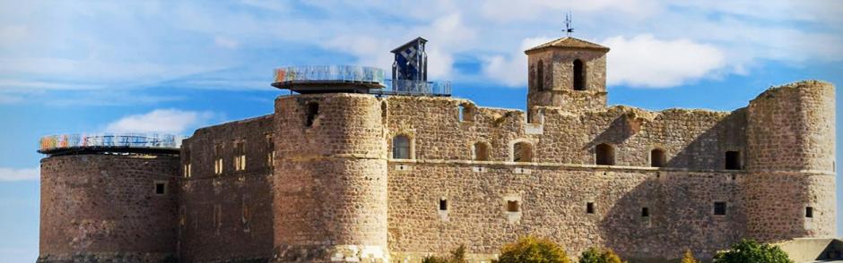 El castillo con algunos elementos del interior sobresaliendo por sus muros