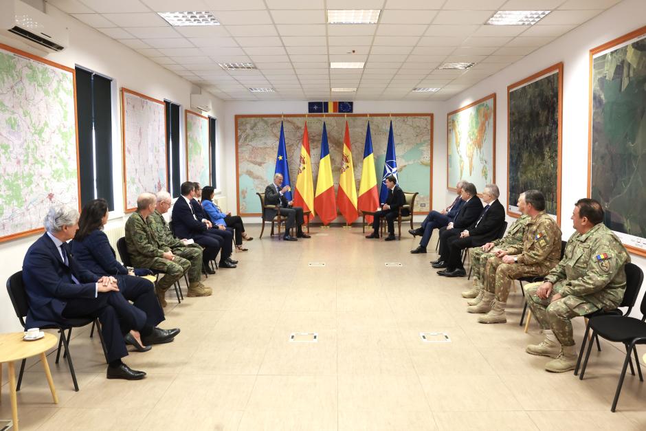 El Rey y el presidente rumano con sus respectivas delegaciones
