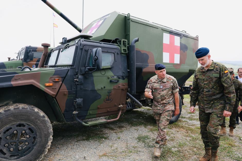 Don Felipe, durante su visita al Battlegrup de Rumanía